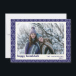 Moderne Hanukkah Star Line Muster Blue Foto Card Feiertagskarte<br><div class="desc">Wünschen Sie Freunde und Familie eine Happy Hanukkah mit dieser einfachen Karte mit einem modernen jüdischen Sternmuster in lebendiges Blau und Weiß,  personalisiert mit Ihrem Foto,  Gruß und Namen.</div>