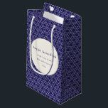 Moderne Hanukkah Star Lines Elegantes Blue Custom Kleine Geschenktüte<br><div class="desc">Wünschen Sie Freunde und Familie eine Happy Hanukkah mit dieser eleganten Geschenktasche, die ein modernes jüdisches Sternmuster in kräftigem Blau und Weiß aufweist, personalisiert mit Ihrem Foto, Gruß und Namen.</div>