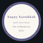 Moderne Hanukkah Star Lines Elegantes Blue Custom Runder Aufkleber<br><div class="desc">Schicken Sie Ihre Hanukah-Wünsche stilvoll mit diesem eleganten Aufkleber mit einem modernen jüdischen Sternmuster in lebendigem Blau und Weiß. Personalisiert mit Ihrem Foto,  Gruß und Namen,  ist es die perfekte festliche Touch für Geschenke,  Umschläge oder Gastgeschenke,  um die Freude der Saison mit Freunden und Familie zu teilen.</div>