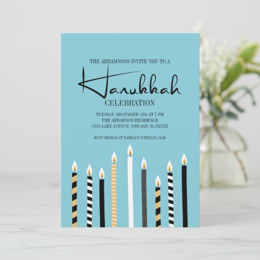 Moderne Happy Hanukkah Candles Holiday Party Card Einladung (Stehend Vorderseite)