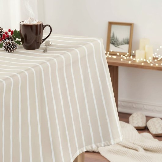 Moderne hellbeige gestreifte Tischdecke