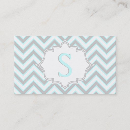 Moderne hellblaue, graue Chevron-Monogramm Visitenkarte (Vorderseite)