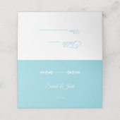 Moderne, hellblaue und weiße Platzkarte (Außenseite Aufgefaltet)