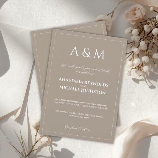 Moderne hellbraune minimalistische Hochzeit Einladung