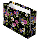 Moderne, helle Blumen auf schwarzem Hintergrund Ge Große Geschenktüte (Vorderseite Schrägansicht)