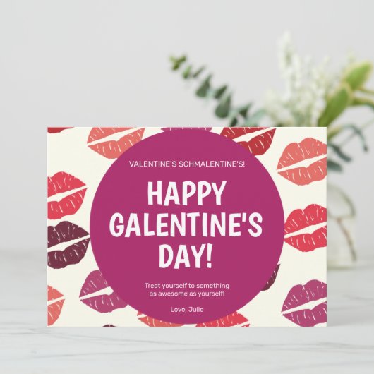 Moderne, helle Lippen Galentiner Tageskarte Einladung (Stehend Vorderseite)