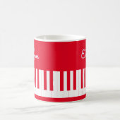 Moderne helle rote Klaviertasten monogrammiert Kaffeetasse (Mittel)
