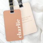 Moderne helle Terracotta braun Gepäckanhänger<br><div class="desc">Modernes,  minimales Gepäckanhänger mit individuelle Name oder Text,  senkrecht nach rechts ausgerichtet auf einem hellterracotta braunen Hintergrund.</div>