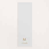 Moderne hellgraue goldene Schriftmonogramm Yogamatte (Vorderseite)