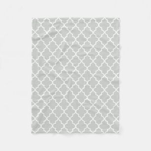 Moderne, hellgraue und weiße marokkanische Quatref Fleecedecke