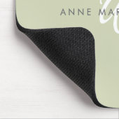 Moderne Hellgrün-Weiße Skript-Monogramm Mousepad (Ecke)