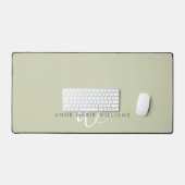 Moderne Hellgrün-Weiße Skript-Monogramm Schreibtischunterlage (Tastatur & Maus)