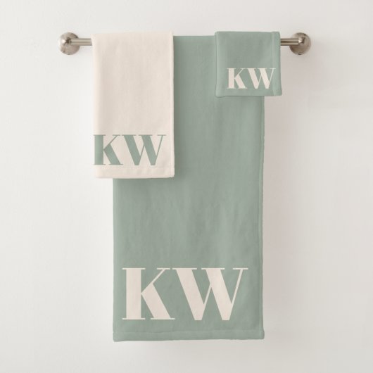 Moderne Hellgrüne Monogramm-Initialen Personalisie Badhandtuch Set (Insitu)