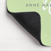 Moderne hellgrüne weiße Schriftmonogramm Mousepad (Ecke)