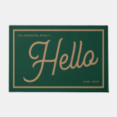 Moderne Hello Green Gold Script Familienname Fußmatte (Vorderseite)