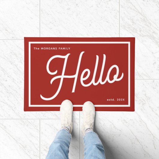 Moderne Hello Rot Weiße Skript Familienname Fußmatte (Indoor)