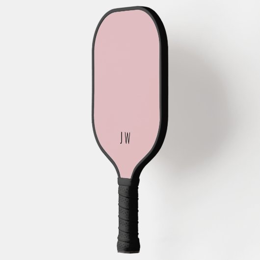Moderne, hellrosa Monogramm-Initialen Pickleball Schläger (Links)