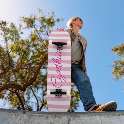 Moderne hellrosa Streifen Personalisiert Skateboard (Außenbereich 1)