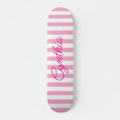 Moderne hellrosa Streifen Personalisiert Skateboard (Vorne)
