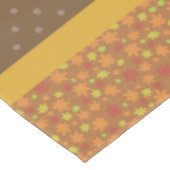 Moderne Herbstlaub Monogram Polka Dot Tischdecke (Schrägansicht)