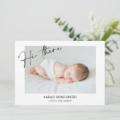 Moderne Hi-There-Kalligraphie Geburtserklärung Einladung (Stehend Vorderseite)