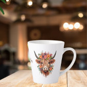 Moderne Hochlandkuh mit Boho-Blume-Design Milchtasse