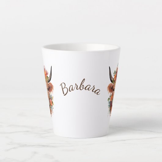 Moderne Hochlandkuh mit Boho-Blume-Design Milchtasse (Vorderseite)
