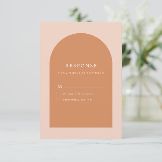 Moderne Hochzeit Arch Blush Pink und Terracotta RSVP Karte (Stehend Vorderseite)