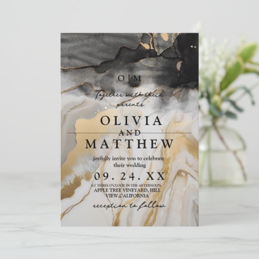 Moderne Hochzeit aus schwarzem und goldenem Marmor Einladung (Stehend Vorderseite)