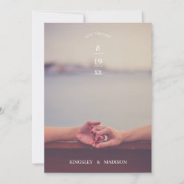 Moderne Hochzeit bei Händen speichern das Datum Save The Date