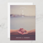 Moderne Hochzeit bei Händen speichern das Datum Save The Date (Vorne/Hinten)