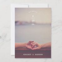 Moderne Hochzeit bei Händen speichern das Datum