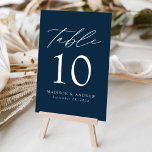 Moderne Hochzeit der Marine Tischnummer<br><div class="desc">Trendy, minimalistische Hochzeitskarten mit modernen, weißen Schriftzeichen mit "Table" in einem modernen Kalligrafieschrift. Das Design verfügt über einen marinen Hintergrund oder eine Farbe Ihrer Wahl. Das Design wiederholt sich auf der Rückseite. Um die Tischkarten zu bestellen: Fügen Sie Ihren Namen, Ihr Hochzeitstag und Ihre Tischnummer hinzu. Fügen Sie jede Nummer...</div>