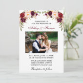 Moderne Hochzeit des Fotos Burgund Einladung (Stehend Vorderseite)