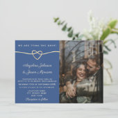 Moderne Hochzeit des Goldenen Herzens mit blauem F Einladung (Stehend Vorderseite)