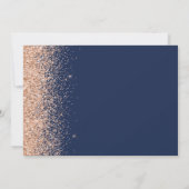 Moderne Hochzeit des Navy Blue Peach Glitzer Einladung (Rückseite)