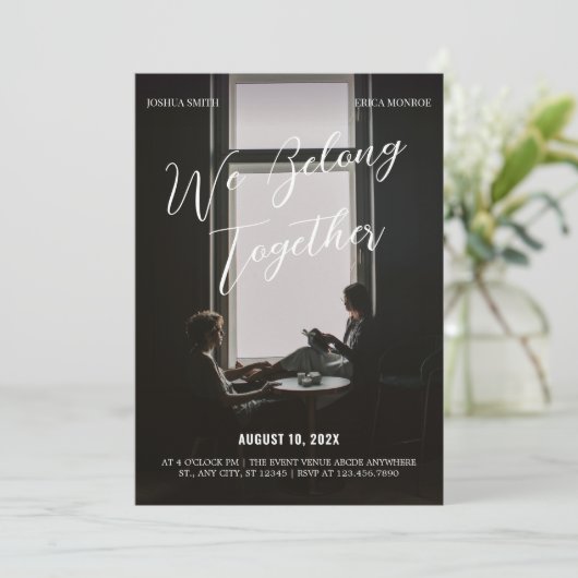 Moderne Hochzeit des Schwarzen Fotos Einladung (Stehend Vorderseite)