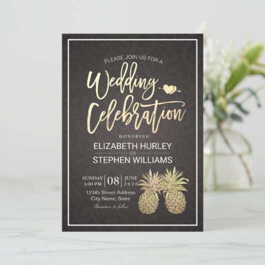 Moderne Hochzeit Elegantes Gold Foil Ananas Paar Einladung (Stehend Vorderseite)