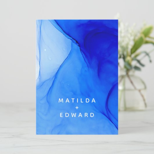 Moderne Hochzeit in Blau und Weiß Ankündigung (Stehend Vorderseite)