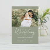 Moderne Hochzeit in sattelgrünem Chic-Foto Einladung (Stehend Vorderseite)