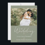 Moderne Hochzeit in sattelgrünem Chic-Foto Einladung<br><div class="desc">Feiern Sie Ihre Liebe mit diesem modernen Foto mit Grün-Chic Hochzeitsempfang. Mit einem sanften grünen Hintergrund und einem personalisierten Foto verbindet dieses Hotel moderne Eleganz mit einer Touch der Wärme. Ideal für Paare, die ein minimalistisches und anspruchsvolles Hochzeitsinklusivdesign suchen. Passen Sie das Foto, die Namen, den QR-Code, die Hochzeitswebsite, andere...</div>