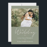 Moderne Hochzeit in sattelgrünem Chic-Foto Einladung<br><div class="desc">Feiern Sie Ihre Liebe mit diesem modernen Foto mit Grün-Chic Hochzeitsempfang. Mit einem sanften grünen Hintergrund und einem personalisierten Foto verbindet dieses Hotel moderne Eleganz mit einer Touch der Wärme. Ideal für Paare, die ein minimalistisches und anspruchsvolles Hochzeitsinklusivdesign suchen. Passen Sie das Foto, die Namen, den QR-Code, die Hochzeitswebsite, andere...</div>