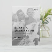 Moderne Hochzeit in Schwarz-Weiß-Foto Einladung (Stehend Vorderseite)