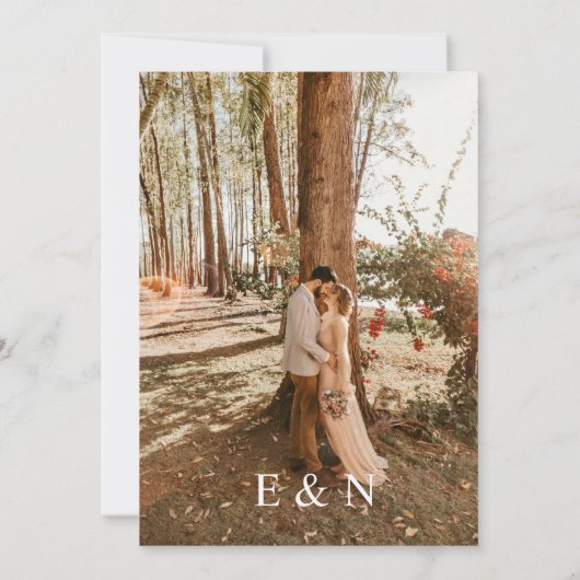 Moderne Hochzeit in Weiß und Weiß mit Weiß und Wei Einladung (Rückseite)