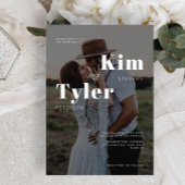 Moderne Hochzeit mit 2 Foto Schwarzweiß-Typografie Einladung