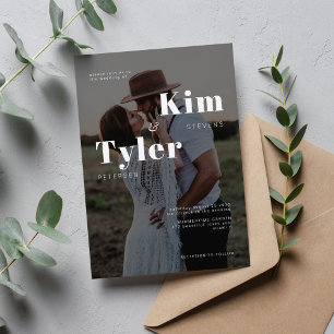 Moderne Hochzeit mit 2 Foto Schwarzweiß-Typografie Einladung