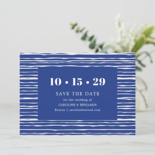 Moderne Hochzeit mit blauem Küstenstreifen Save The Date (Stehend Vorderseite)