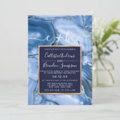 Moderne Hochzeit mit blauem Marmor Agate Monogram Einladung (Stehend Vorderseite)
