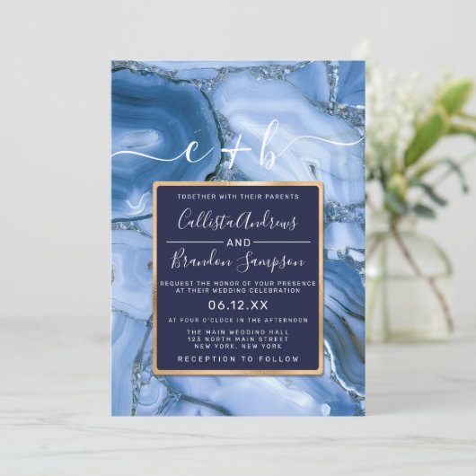 Moderne Hochzeit mit blauem Marmor Agate Monogram Einladung (Stehend Vorderseite)