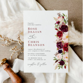 Moderne Hochzeit mit Burgund und Blütenblättern Einladung